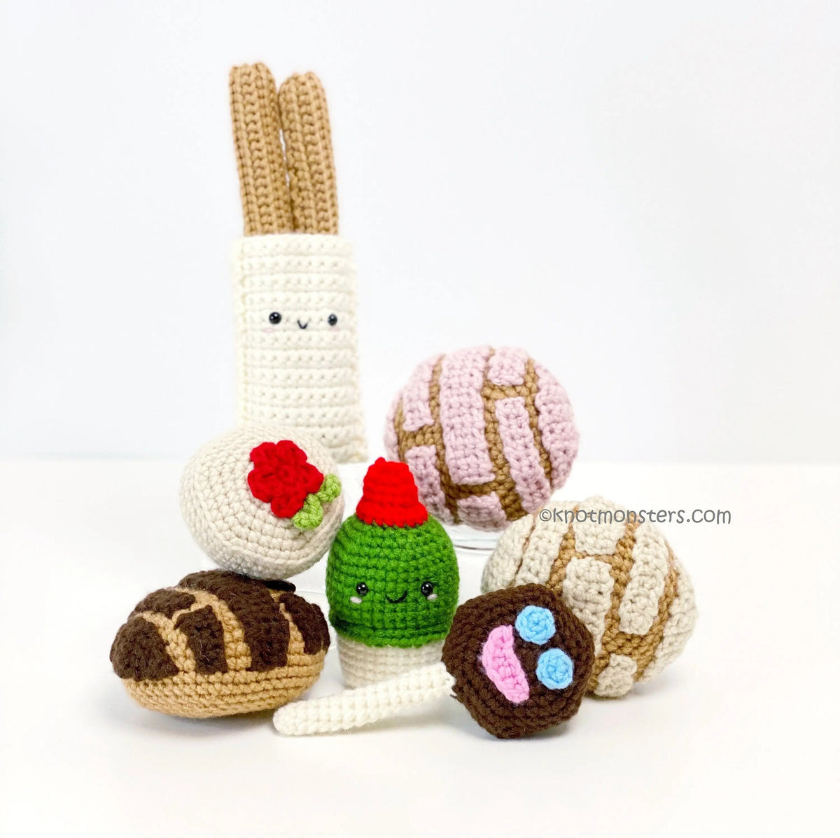 Crochet churros, donuts, macarons and other desserts